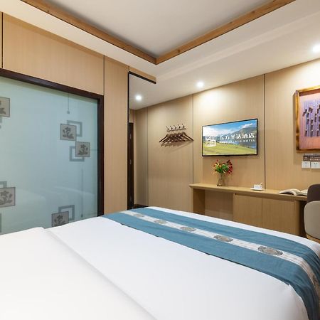 The East Hotel-Very Close To The Drum Tower,The Lama Temple,Houhai Bar Street,And The Forbidden City,There Are Many Old Beijing Traditional Hutongs Around The Hotel ,Experience The Culture Of Old Beijing Hutongs,Near Exit A Of Shichahai On Metro Line ภายนอก รูปภาพ