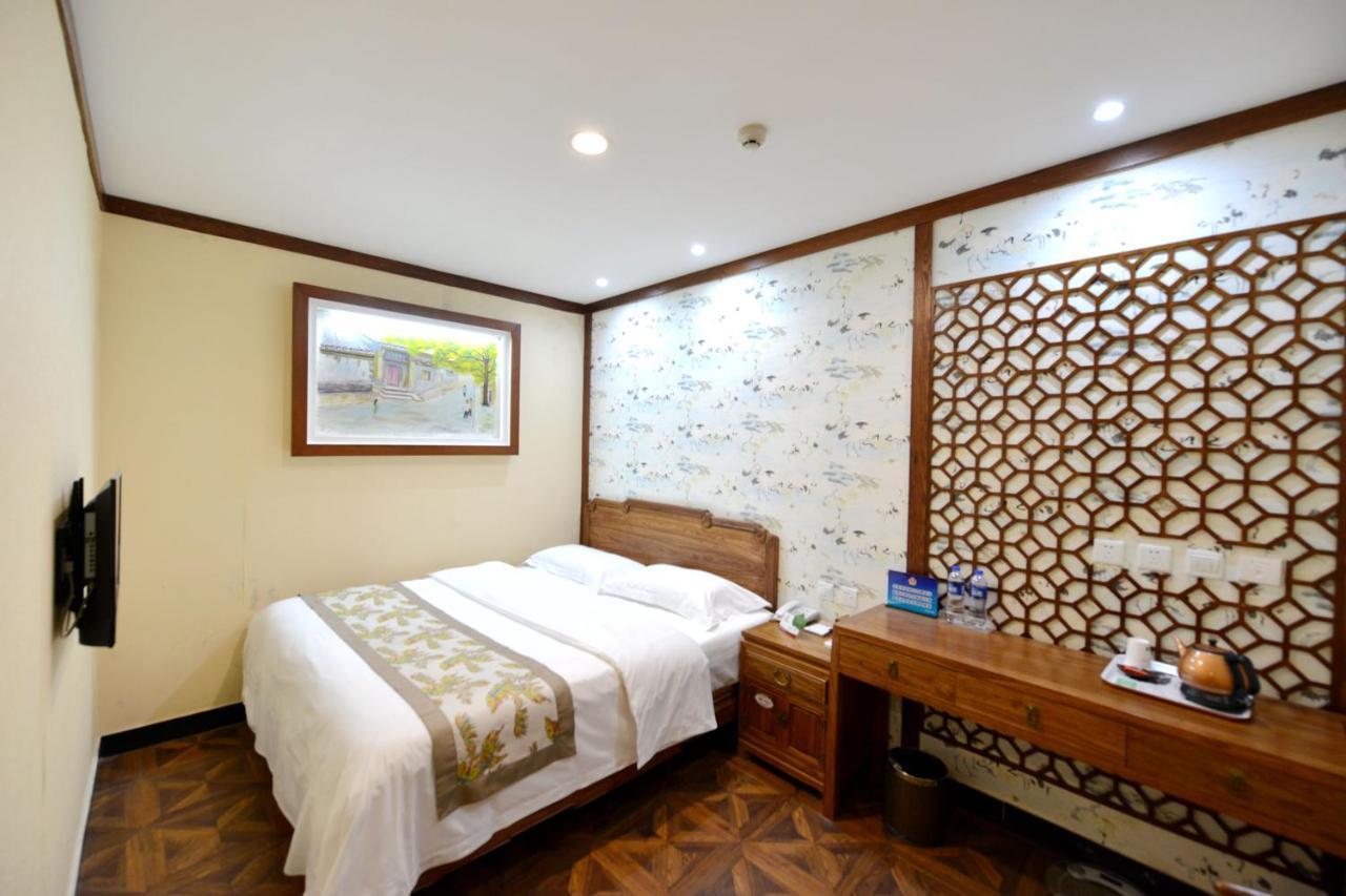 The East Hotel-Very Close To The Drum Tower,The Lama Temple,Houhai Bar Street,And The Forbidden City,There Are Many Old Beijing Traditional Hutongs Around The Hotel ,Experience The Culture Of Old Beijing Hutongs,Near Exit A Of Shichahai On Metro Line ภายนอก รูปภาพ