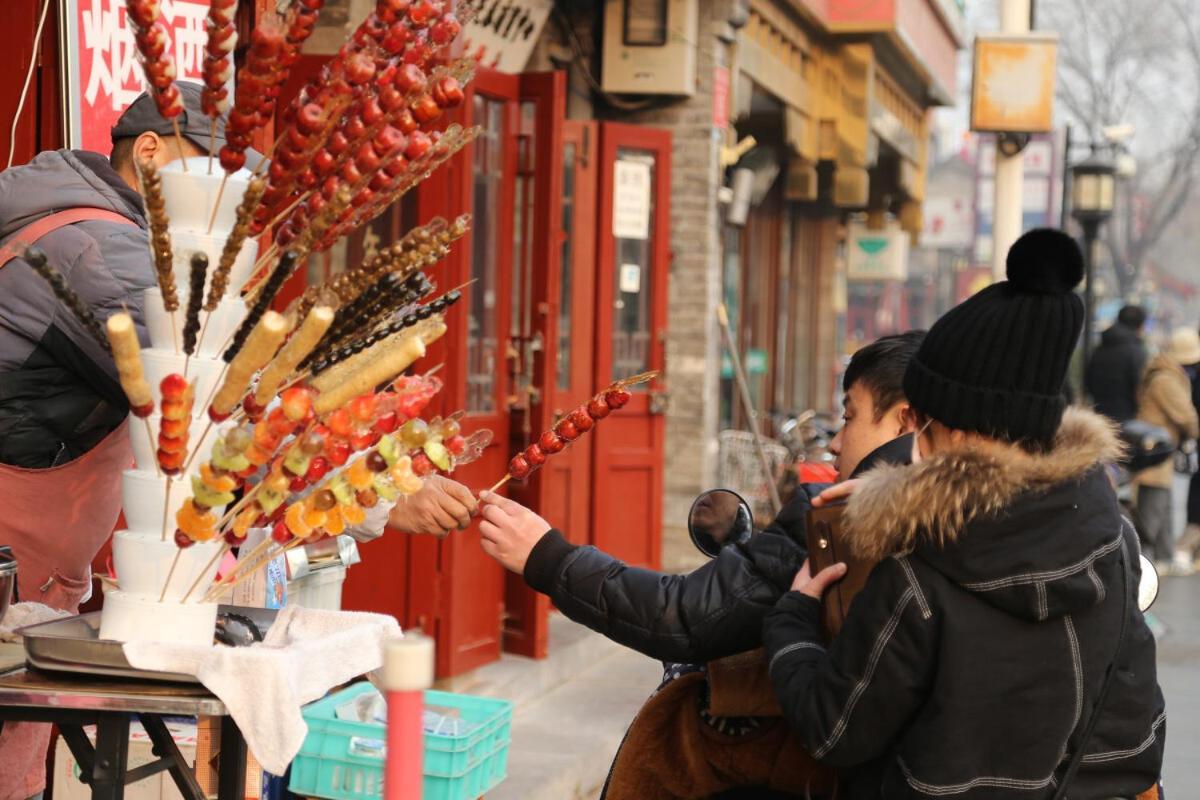 The East Hotel-Very Close To The Drum Tower,The Lama Temple,Houhai Bar Street,And The Forbidden City,There Are Many Old Beijing Traditional Hutongs Around The Hotel ,Experience The Culture Of Old Beijing Hutongs,Near Exit A Of Shichahai On Metro Line ภายนอก รูปภาพ