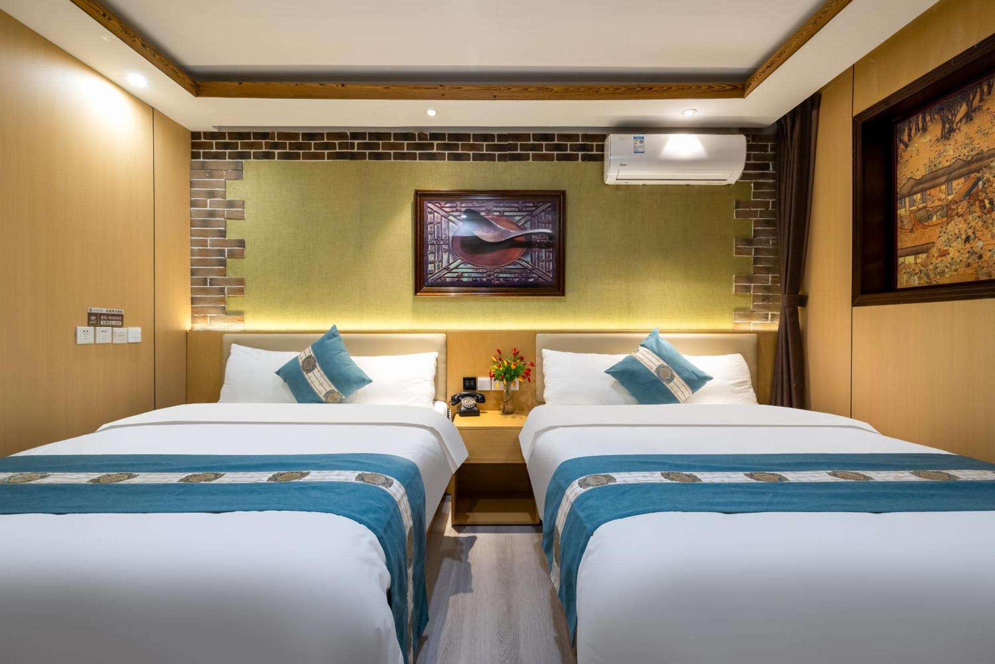 The East Hotel-Very Close To The Drum Tower,The Lama Temple,Houhai Bar Street,And The Forbidden City,There Are Many Old Beijing Traditional Hutongs Around The Hotel ,Experience The Culture Of Old Beijing Hutongs,Near Exit A Of Shichahai On Metro Line ภายนอก รูปภาพ