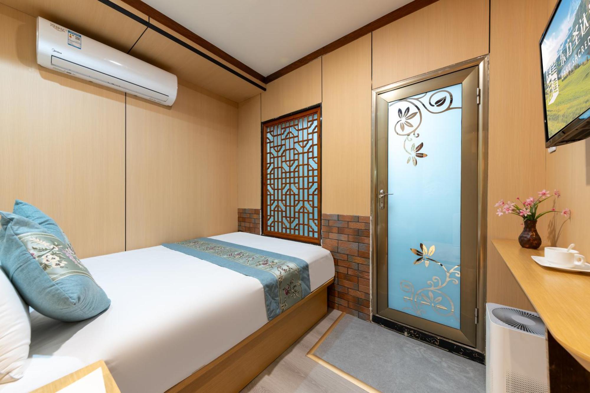 The East Hotel-Very Close To The Drum Tower,The Lama Temple,Houhai Bar Street,And The Forbidden City,There Are Many Old Beijing Traditional Hutongs Around The Hotel ,Experience The Culture Of Old Beijing Hutongs,Near Exit A Of Shichahai On Metro Line ภายนอก รูปภาพ