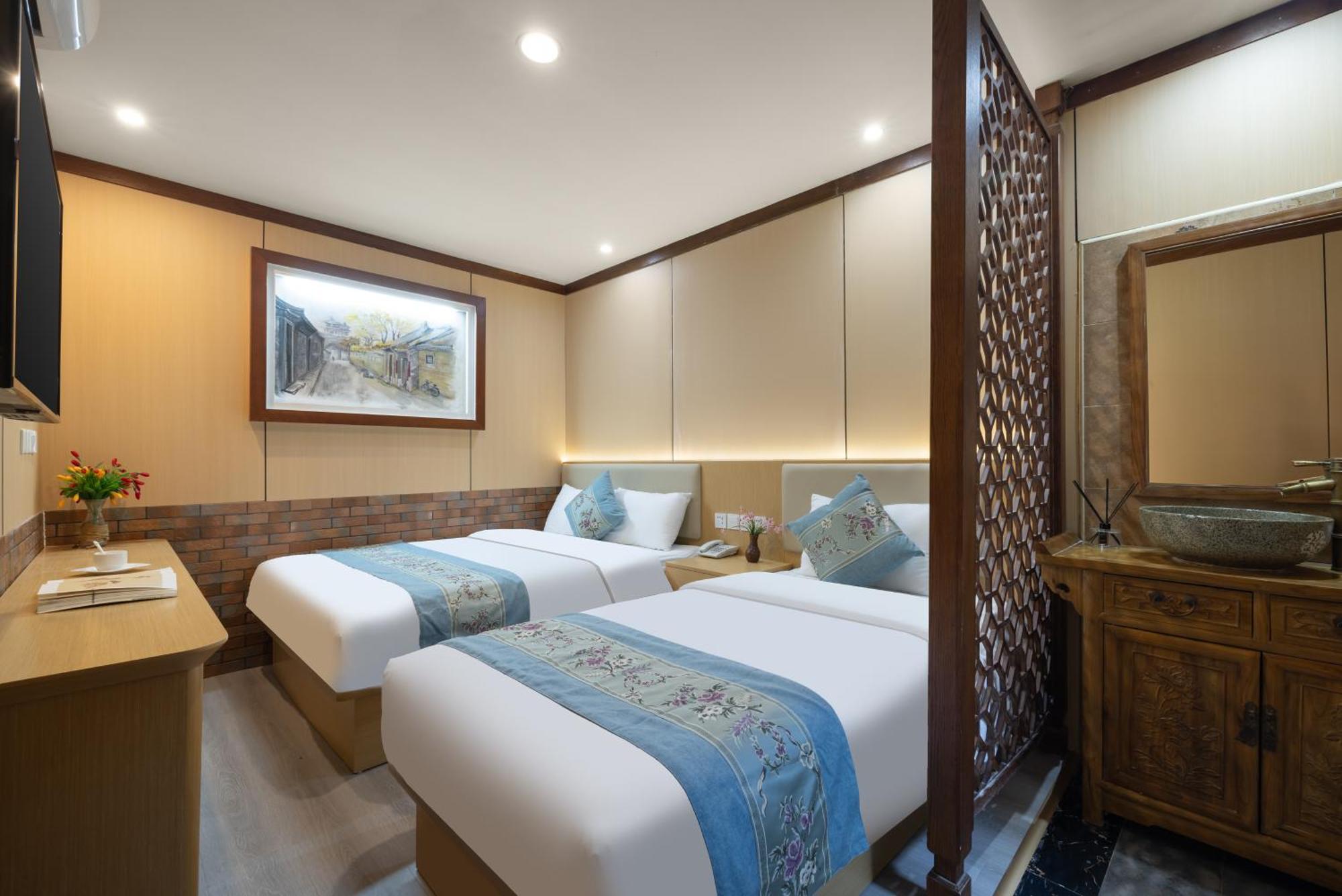 The East Hotel-Very Close To The Drum Tower,The Lama Temple,Houhai Bar Street,And The Forbidden City,There Are Many Old Beijing Traditional Hutongs Around The Hotel ,Experience The Culture Of Old Beijing Hutongs,Near Exit A Of Shichahai On Metro Line ภายนอก รูปภาพ