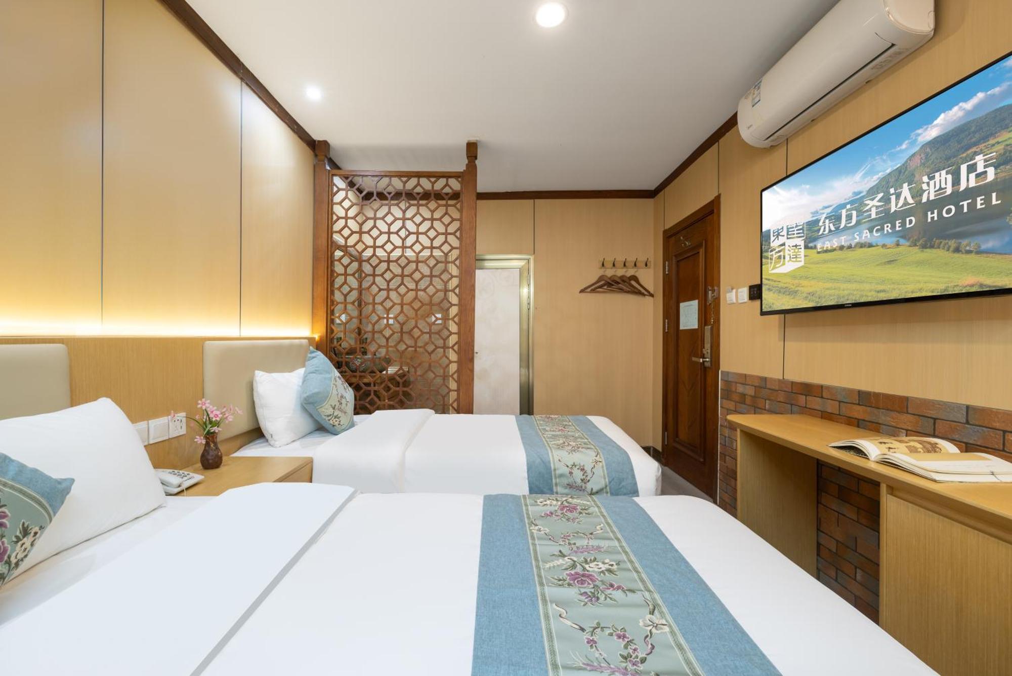 The East Hotel-Very Close To The Drum Tower,The Lama Temple,Houhai Bar Street,And The Forbidden City,There Are Many Old Beijing Traditional Hutongs Around The Hotel ,Experience The Culture Of Old Beijing Hutongs,Near Exit A Of Shichahai On Metro Line ภายนอก รูปภาพ