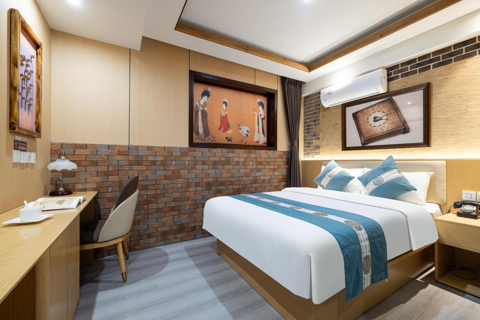 The East Hotel-Very Close To The Drum Tower,The Lama Temple,Houhai Bar Street,And The Forbidden City,There Are Many Old Beijing Traditional Hutongs Around The Hotel ,Experience The Culture Of Old Beijing Hutongs,Near Exit A Of Shichahai On Metro Line ภายนอก รูปภาพ