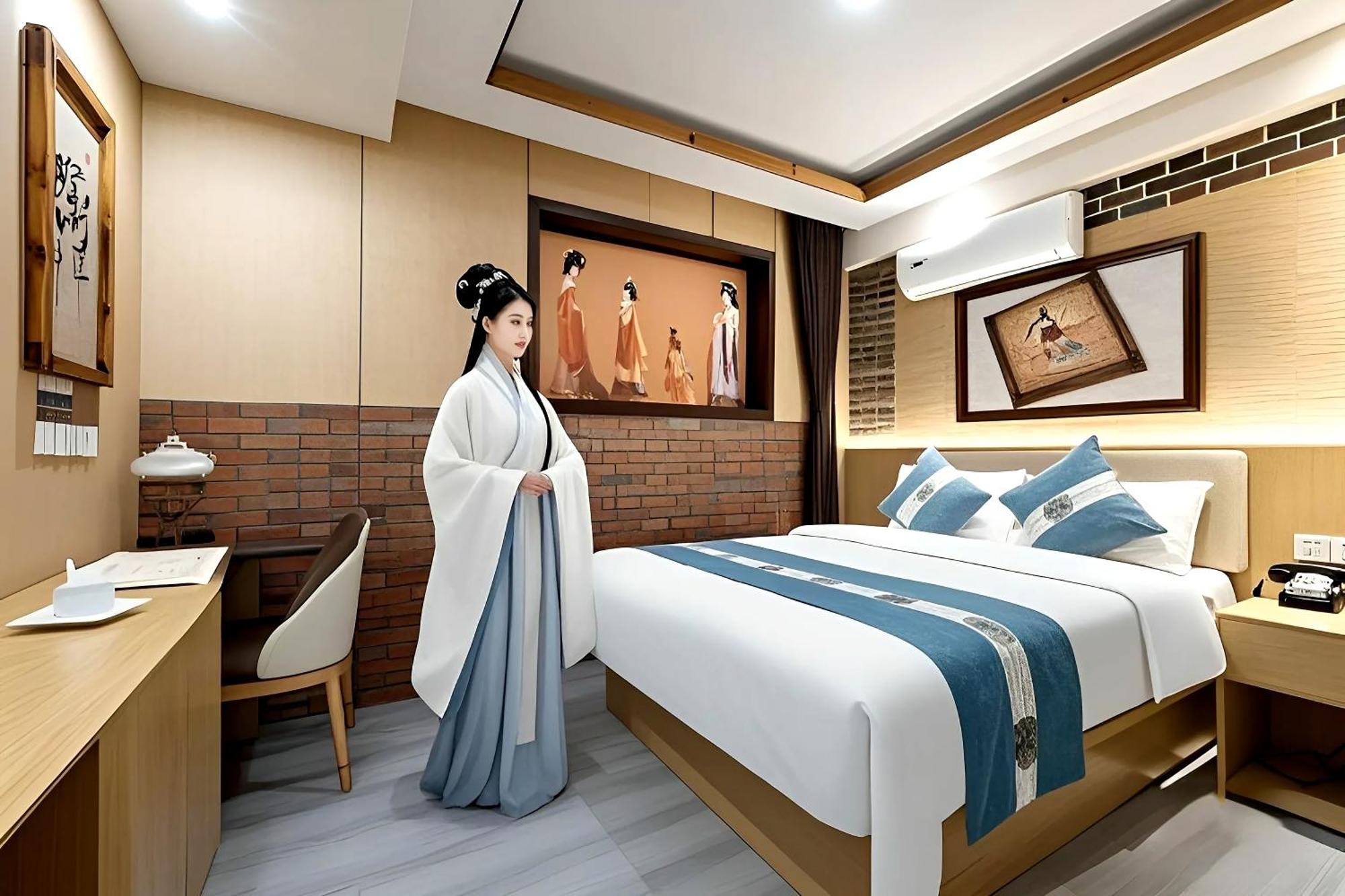 The East Hotel-Very Close To The Drum Tower,The Lama Temple,Houhai Bar Street,And The Forbidden City,There Are Many Old Beijing Traditional Hutongs Around The Hotel ,Experience The Culture Of Old Beijing Hutongs,Near Exit A Of Shichahai On Metro Line ภายนอก รูปภาพ